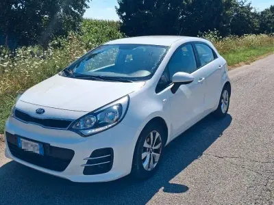 Usata Kia Rio 75 CV (55 kW) 2015 Bianco Berlina
