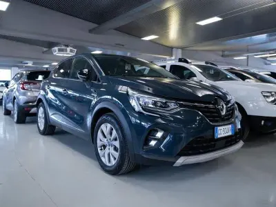 Second-hand Renault Captur Intens 160 CP (117 kW) 2021 Albastru SUV