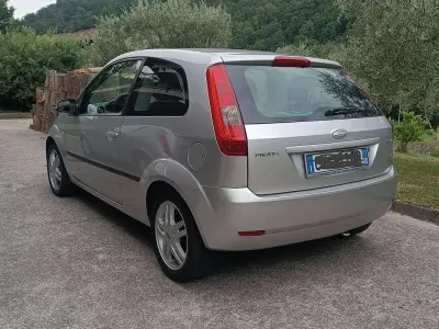 Usata Ford Fiesta Ghia 68 CV (50 kW) 2005 Argento Utilitaria