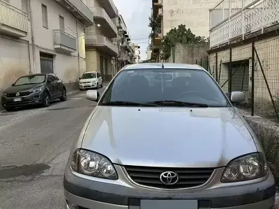 Usata Toyota Avensis 110 CV (80 kW) 2001 Grigio Berlina