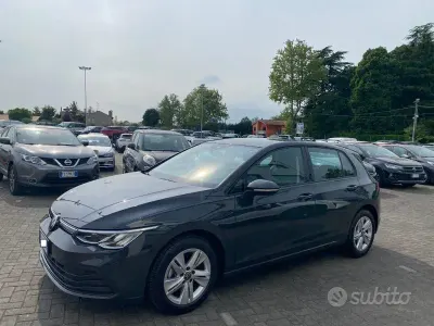 Usata VW Golf VIII Life 110 CV (80 kW) 2022 Urano grey Berlina