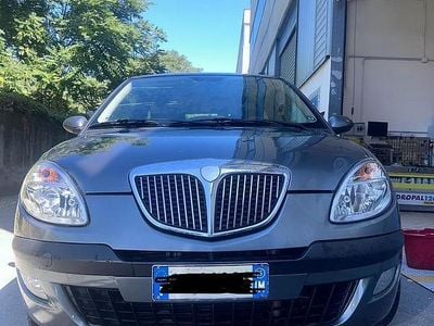 Begagnad Lancia Ypsilon 70 HK (51 kW) 2005 Grå Halvkombi