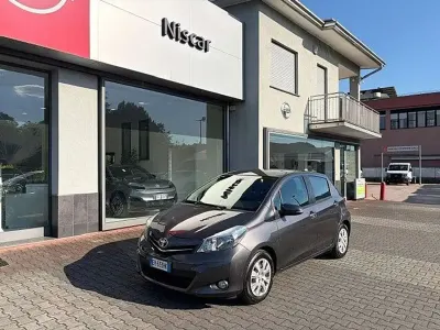 Usata Toyota Yaris Active 69 CV (50 kW) 2013 Grigio canna di fucile Utilitaria
