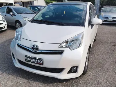 Usata Toyota Verso-S Style 99 CV (72 kW) 2012 Bianco Monovolume