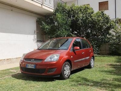 Usata Ford Fiesta 90 CV (66 kW) 2006 Rosso Utilitaria