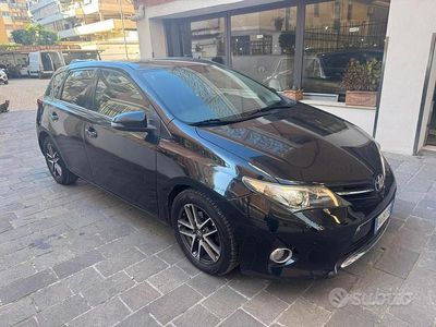 Usata Toyota Auris Lounge 90 CV (66 kW) 2014 Nero Utilitaria