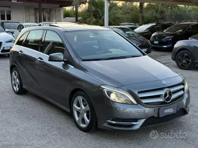Usado Mercedes B180 Premium 109 CV (80 kW) 2014 Gris Monovolumen