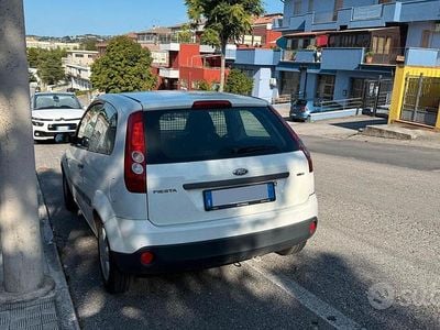 Gebraucht Ford Fiesta 68 PS (50 kW) 2006 Weiß Van
