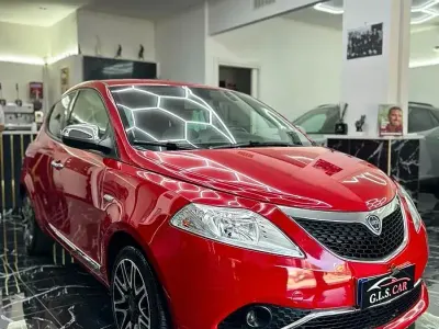 Usata Lancia Ypsilon Gold 69 CV (50 kW) 2018 Rosso Utilitaria