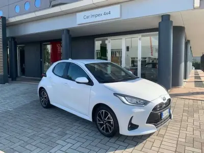 Usata Toyota Yaris Hybrid Trend 116 CV (85 kW) 2021 Bianco Berlina