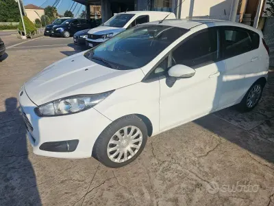 Usata Ford Fiesta Business Edition 75 CV (55 kW) 2013 Bianco pastello Berlina