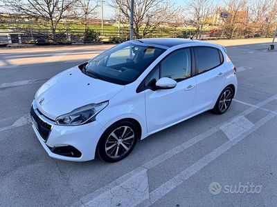 Usata Peugeot 208 Active 68 CV (50 kW) 2012 Bianco Utilitaria