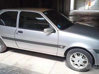 Usata Ford Fiesta Zetec 75 CV (55 kW) 2001 Grigio Utilitaria