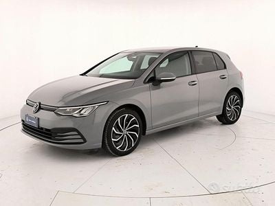 Moonstone grey Usata 2023 VW Golf VIII Life Berlina | 21.900 € (Buon prezzo)