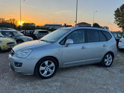 Begagnad Kia Carens EX 140 HK (102 kW) 2010 Silver Minibuss