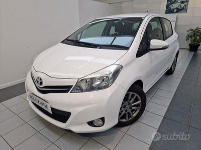 Usata Toyota Yaris Lounge 69 CV (50 kW) 2014 Bianco Utilitaria