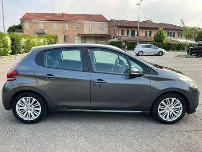 Usata Peugeot 208 Allure 75 CV (55 kW) 2016 Grigio Utilitaria