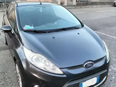 Usata Ford Fiesta 97 CV (71 kW) 2010 Grigio Berlina