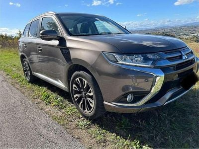 Usata Mitsubishi Outlander P-HEV Instyle 121 CV (88 kW) 2016 Grigio SUV