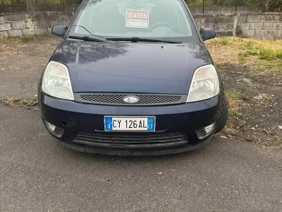 Begagnad Ford Fiesta 68 HK (50 kW) 2005 Blå Halvkombi