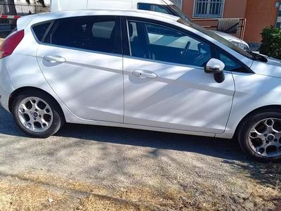 Gebraucht Ford Fiesta 68 PS (50 kW) 2012 Weiß Kleinwagen