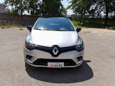 Usado Renault Clio IV Zen 73 CV (53 kW) 2017 Plateado Berlina
