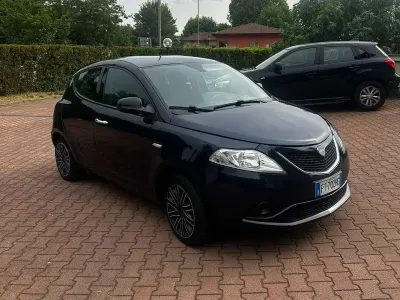 Usata Lancia Ypsilon Gold 69 CV (50 kW) 2018 Blu/azzurro Utilitaria
