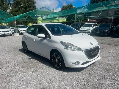 Usata Peugeot 208 Allure 82 CV (60 kW) 2015 Bianco Utilitaria