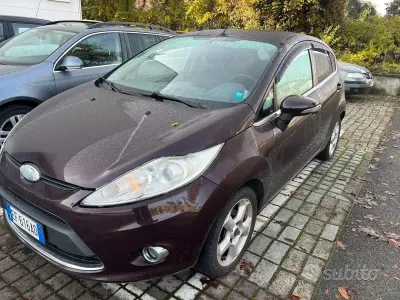 Usado Ford Fiesta Titanium 68 HP (50 kW) 2011 Vermelho Sedan