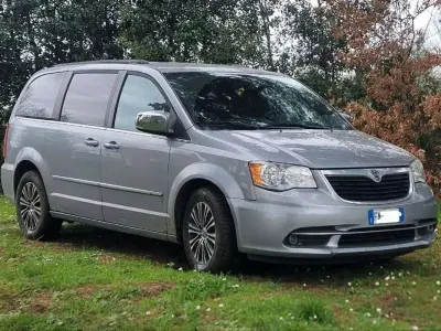 Usata Lancia Voyager Silver 177 CV (130 kW) 2015 Argento Monovolume