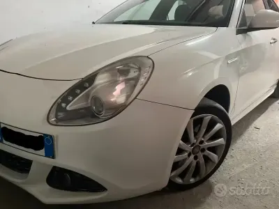 Usata Alfa Romeo Giulietta Exclusive 140 CV (102 kW) 2012 Bianco Utilitaria