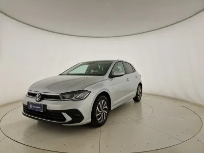 Usata VW Polo Life 95 CV (69 kW) 2023 Reflex silver metallizzato Utilitaria