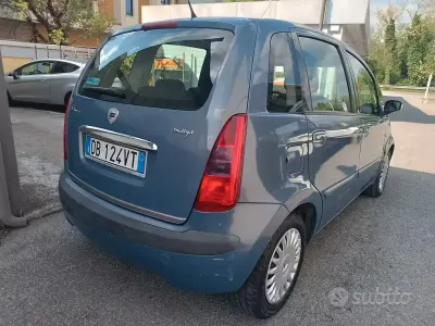 Begagnad Lancia Musa 90 HK (66 kW) 2006 Blå Minibuss