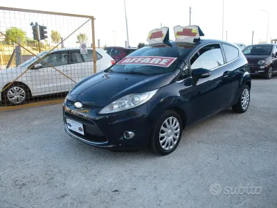 Usata Ford Fiesta Titanium 92 CV (67 kW) 2010 Blu Berlina