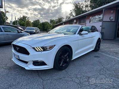 Usata Ford Mustang Convertible 317 CV (233 kW) 2016 Bianco Cabrio