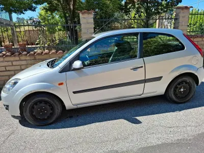 Usata Ford Fiesta 49 CV (36 kW) 2006 Grigio Utilitaria