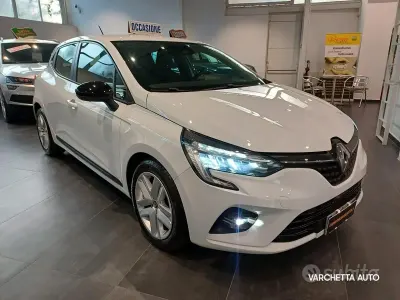 Używany Renault Clio V Business 91 KM (66 kW) 2021 Biały Sedan/Limuzyna