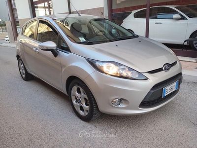 Usata Ford Fiesta Titanium 71 CV (52 kW) 2012 Grigio Utilitaria