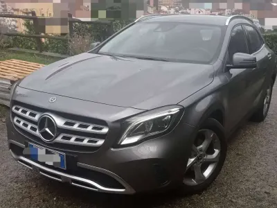 Usata Mercedes GLA180 122 CV (89 kW) 2019 Grigio SUV