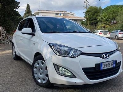 Usata Hyundai i20 75 CV (55 kW) 2013 Bianco Berlina