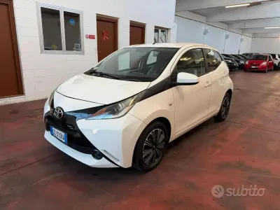 Usata Toyota Aygo X-wave 69 CV (50 kW) 2015 Bianco Utilitaria