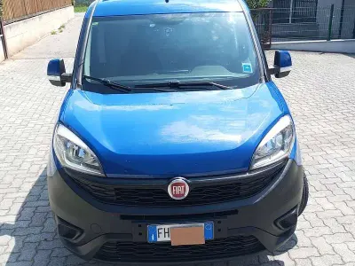 Usado Fiat Doblò Active 77 HP (56 kW) 2017 Azul Monovolume