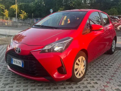Usata Toyota Yaris Cool 69 CV (50 kW) 2018 Rosso Berlina