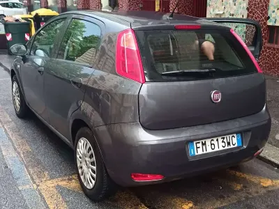 Usata Fiat Punto Lounge 77 CV (56 kW) 2017 Grigio Utilitaria