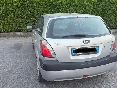 Usata Kia Rio 97 CV (71 kW) 2007 Grigio Berlina