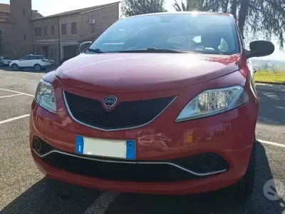 Usado Lancia Ypsilon Gold 69 HP (50 kW) 2018 Vermelho Citadino