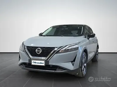 Usata Nissan Qashqai N-Connecta 140 CV (102 kW) 2022 Two tone gray + black metallic roof SUV