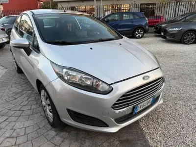 Usata Ford Fiesta Titanium 97 CV (71 kW) 2014 Argento Utilitaria