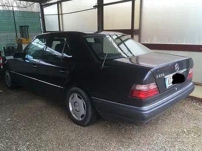 Usata Mercedes E200 136 CV (100 kW) 1995 Nero Berlina