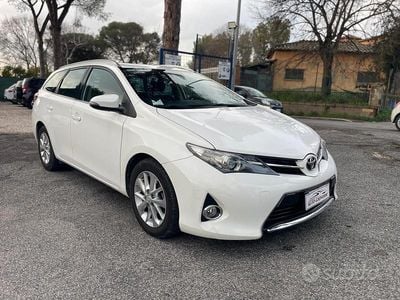 Usata Toyota Auris Touring Sports Lounge 90 CV (66 kW) 2014 Bianco Station wagon